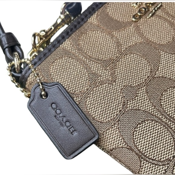 Coach Horse and Carriage corner zip wristlet with gift bag and bowđ„ - Picture 13 of 15